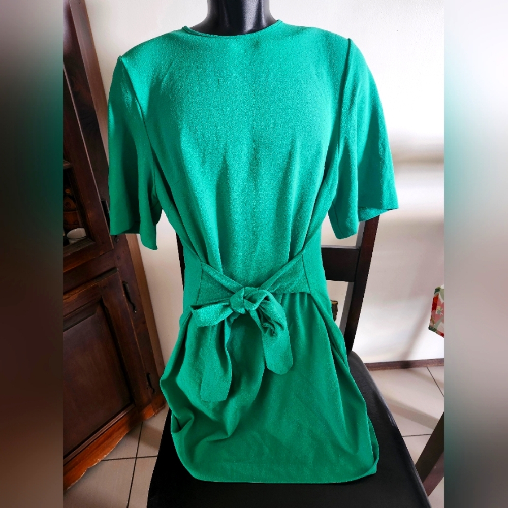 Felicity & Coco stretchy green dress with attached tie belt- size large